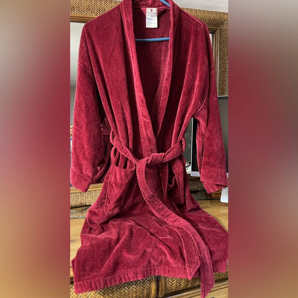 Puritan robe in great condition! One size fits all. Burgundy men’s